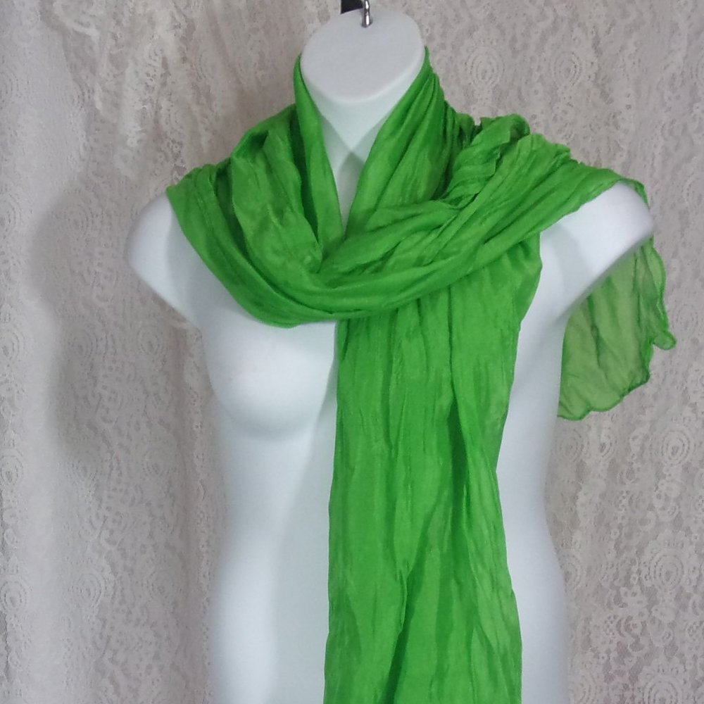 Scarf/wrap/cover-up Oversized in a green crinkle design NWOT